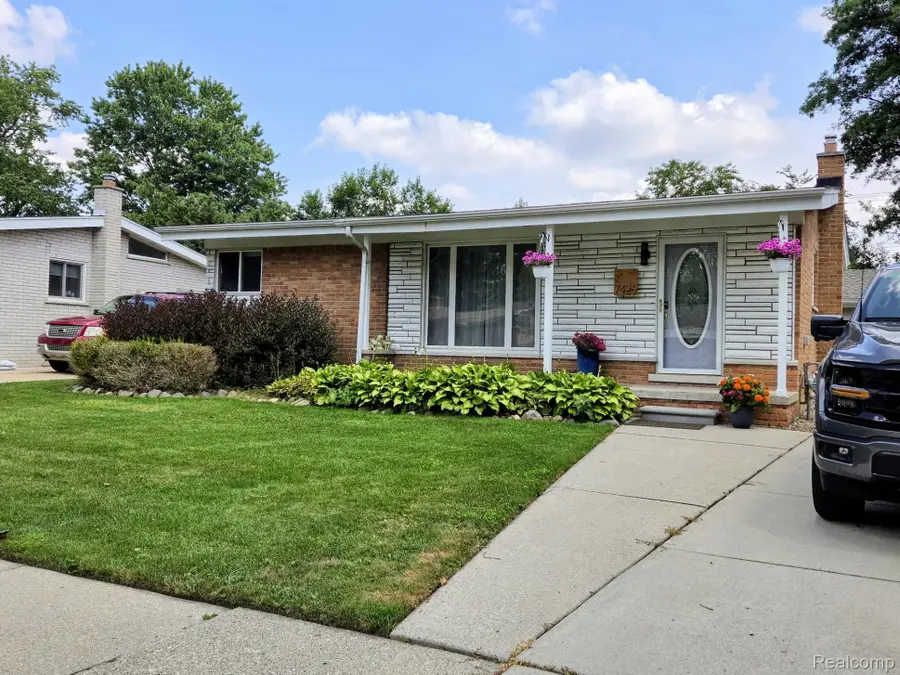 7426 N Charlesworth Street, Dearborn Heights, MI 48127 - #2