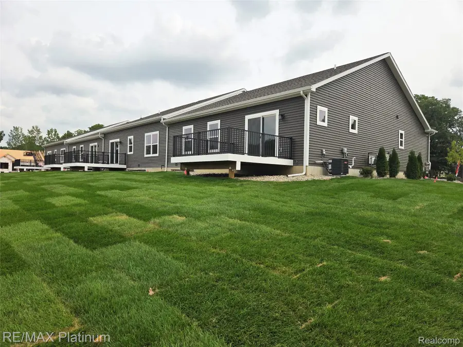 852 Oakwood Circle #42, Fenton, MI 48430 - #3