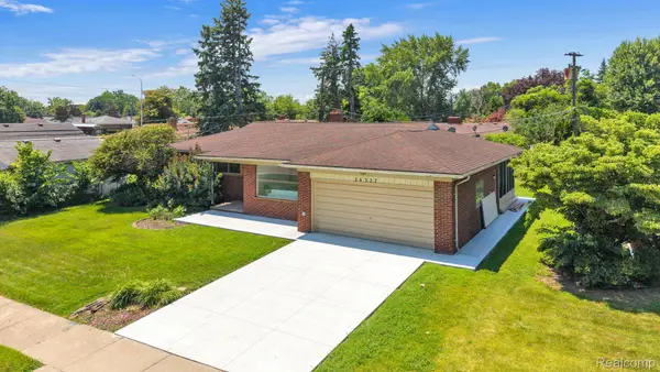 26327 Woodworth Circle, DearbornHeights, MI 48127