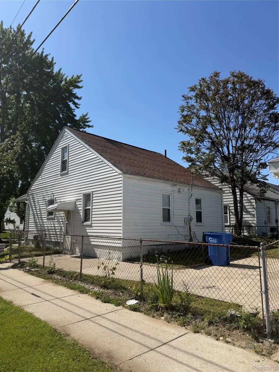21004 Syracuse Avenue, Warren, MI 48091 - #2