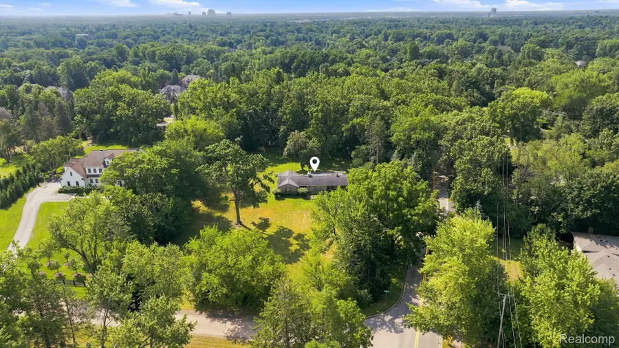 6975 Wing Lake Road, Bloomfield, MI 48301 - #3