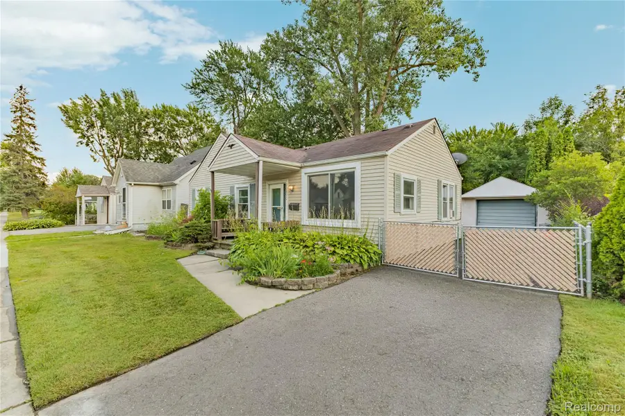 20890 Hollywood Street, Harper Woods, MI 48225 - #2