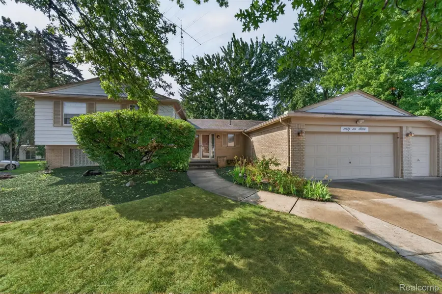 6611 Cottonwood Knoll Court, West Bloomfield, MI 48322 - #2