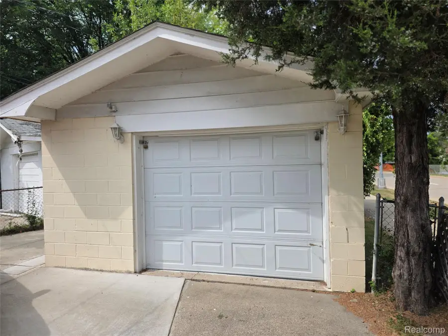 20663 Hollywood Street, Harper Woods, MI 48225 - #3