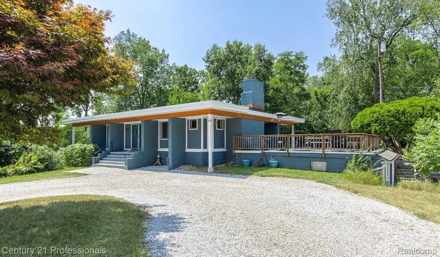 9561 Ute Pointe Drive, Clarkston, MI 48346 - #3