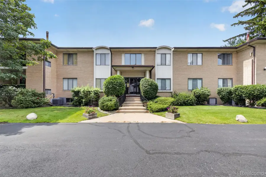 31915 W 14 Mile Road, Farmington Hills, MI 48334 - #2