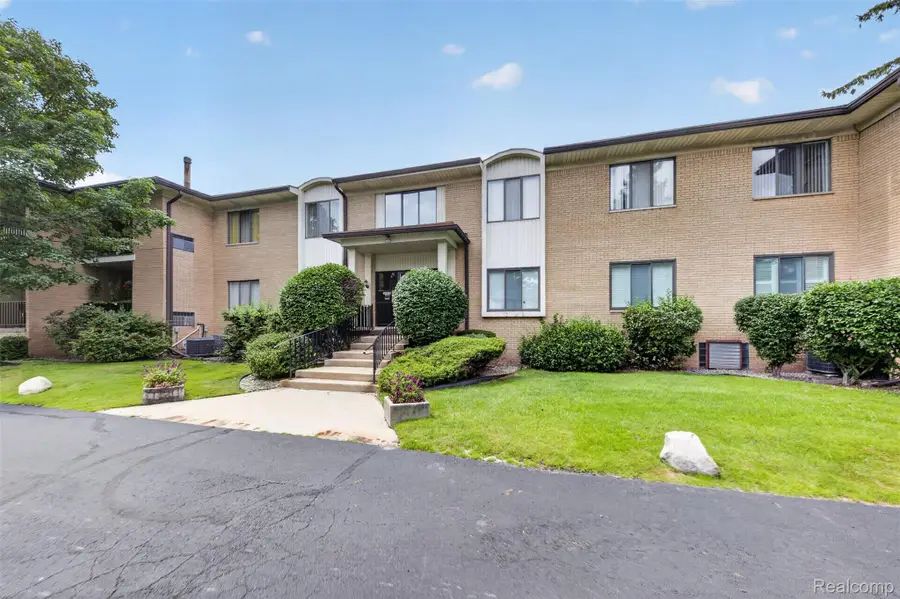 31915 W 14 Mile Road, Farmington Hills, MI 48334 - #3