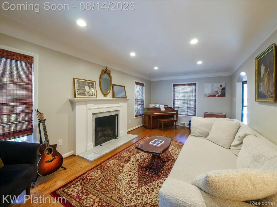 657 Hawthorne Road, Grosse Pointe Woods, MI 48236 - #3