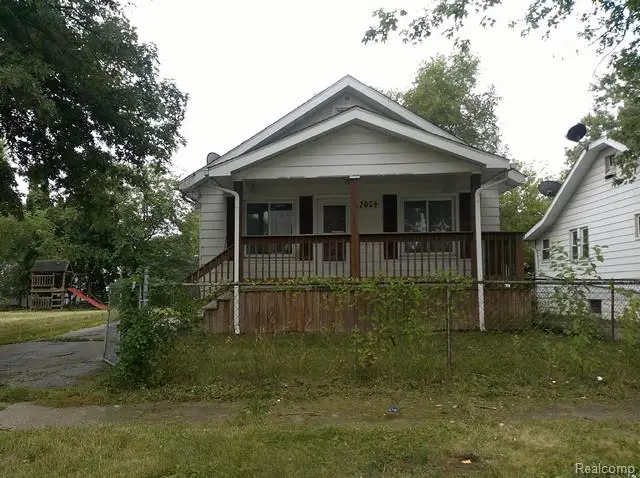 2054 E Parkwood Avenue, Burton, MI 48529 - #1