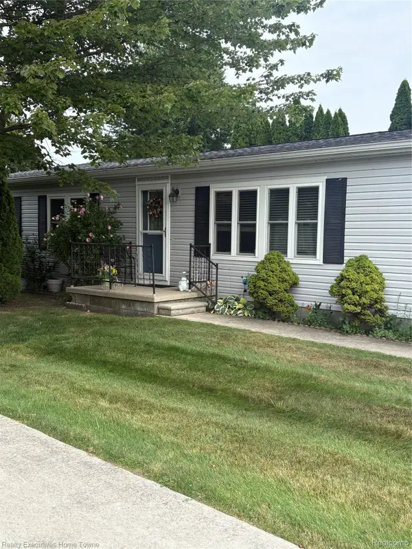 4333 24th #107, FortGratiot, MI 48059