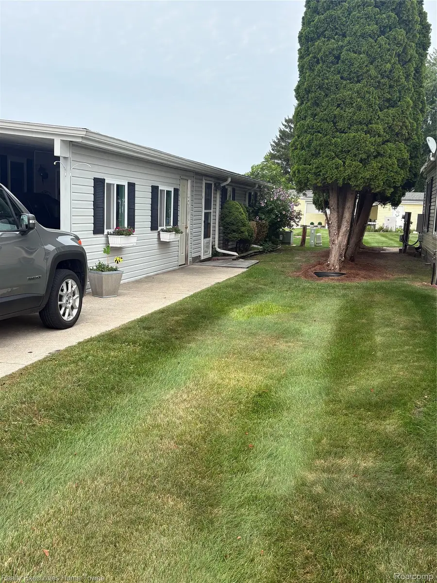 4333 24th #107, Fort Gratiot, MI 48059 - #3