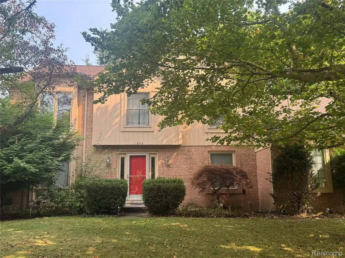 37892 Stableview Dr, Farmington, MI 48335 - #1