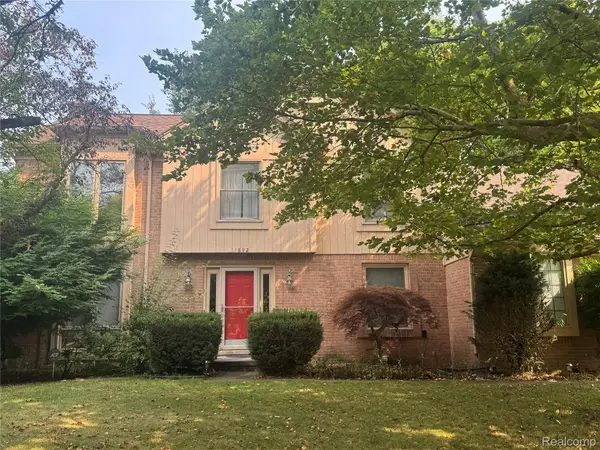 37892 Stableview Dr, Farmington, MI 48335