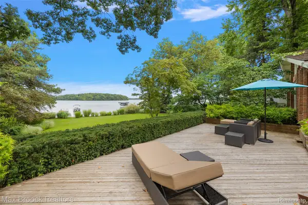 3377 W Shore Drive, OrchardLake, MI 48324