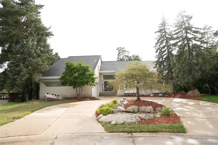 31033 Evergreen Court, Farmington Hills, MI 48331 - #2