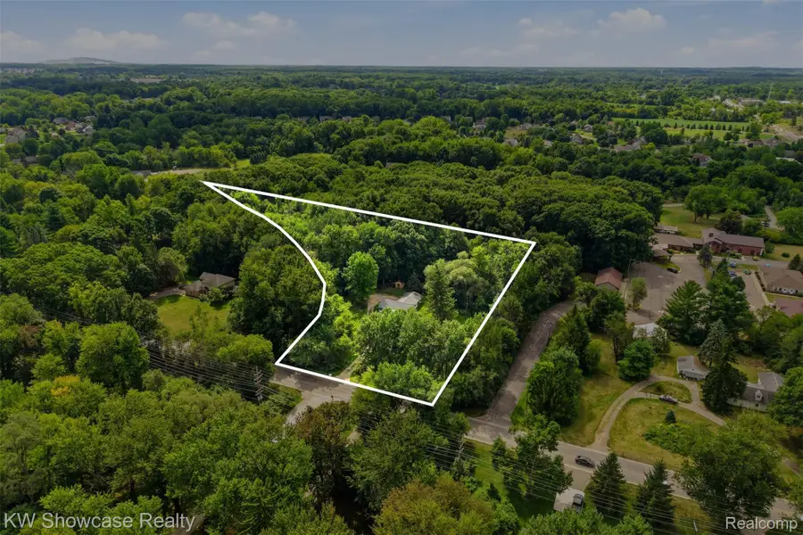 60677 9 Mile Road, South Lyon, MI 48178 - #3