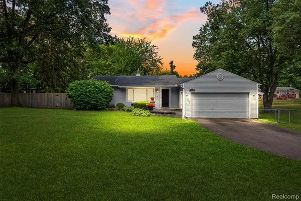 129 E Beechdale Street, CommerceTwp, MI 48382