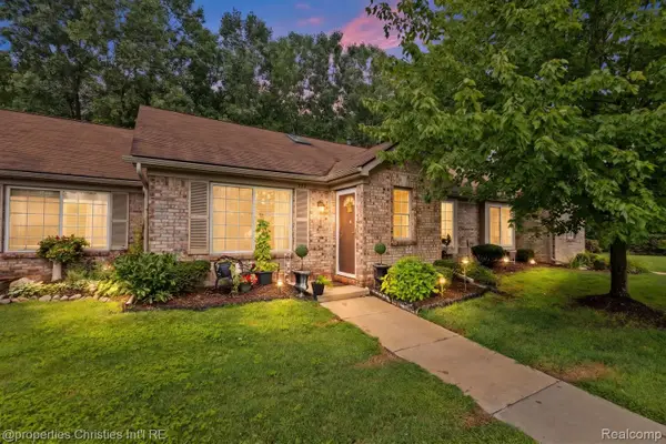 323 Countryside Court, Highland, MI 48357
