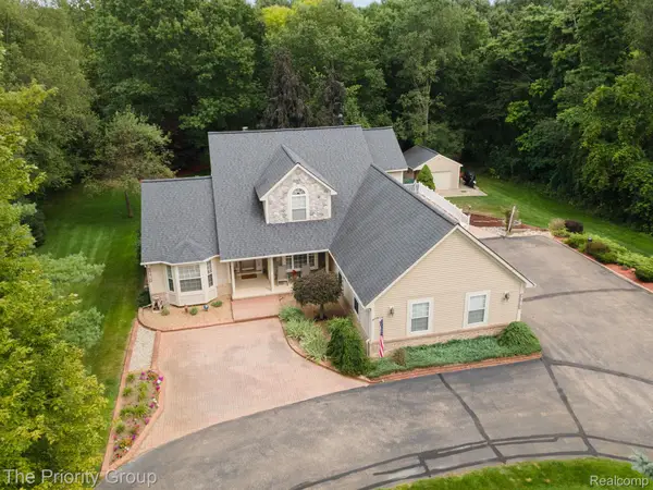 1761 Twin Lakes Boulevard E, Oxford, MI 48371
