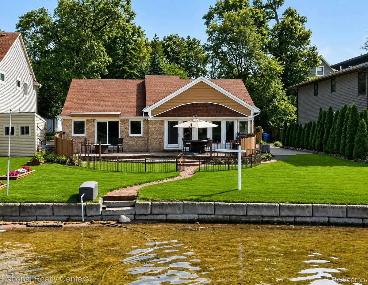 560 Black Oaks Trail, Howell, MI 48843 - #1