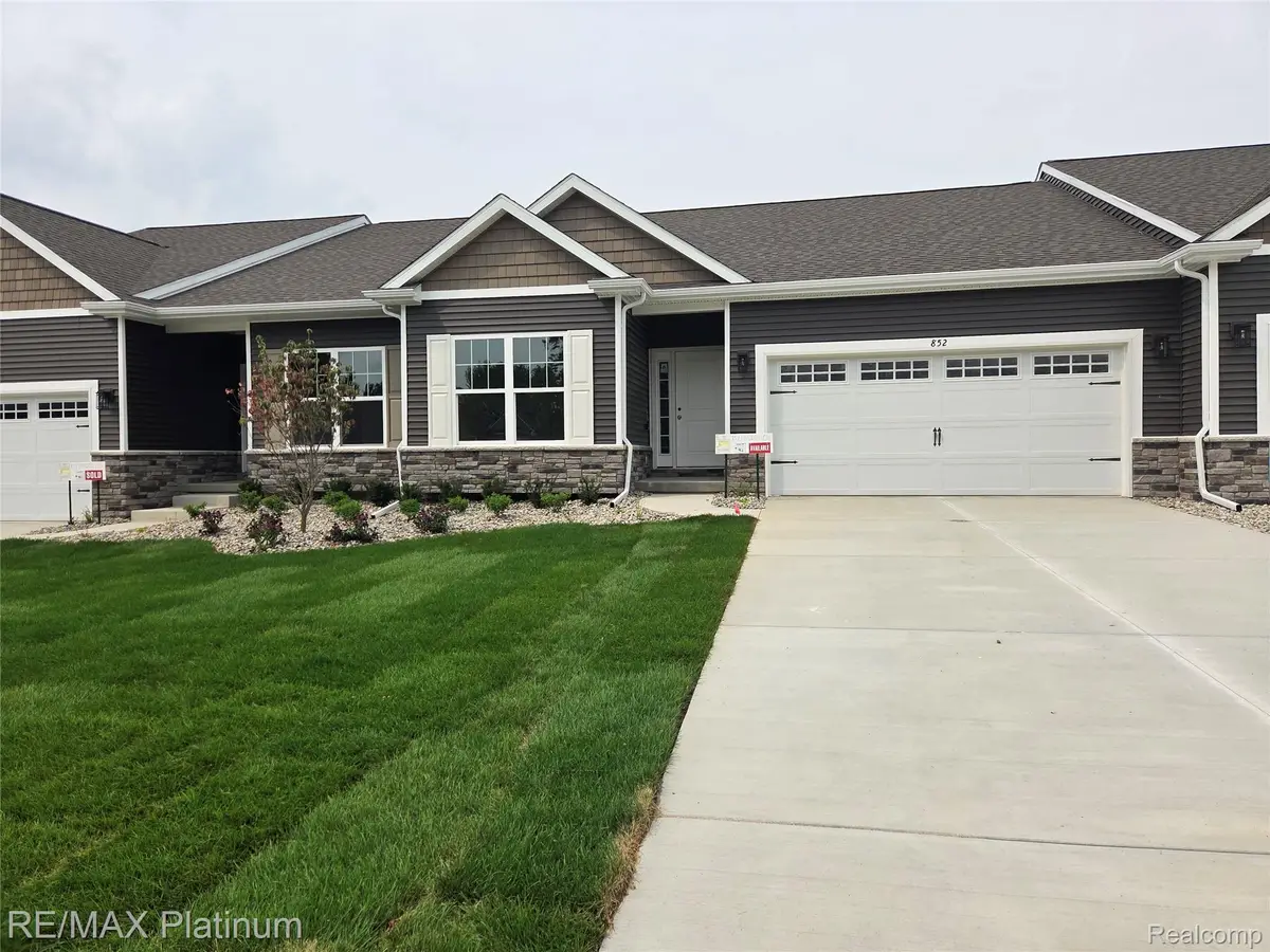 832 Oakwood Circle #34, Fenton, MI 48430 - #1