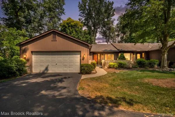 1032 Oak Pointe Drive, Waterford, MI 48327