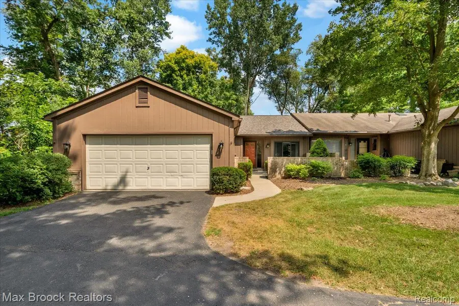 1032 Oak Pointe Drive, Waterford, MI 48327 - #2