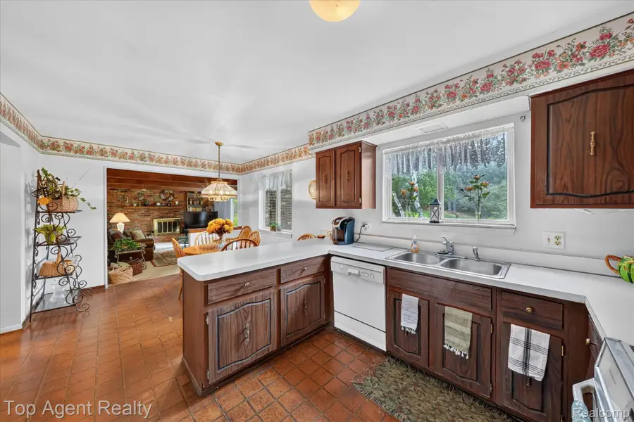 6084 Deguise Court, Rochester Hills, MI 48306 - #3