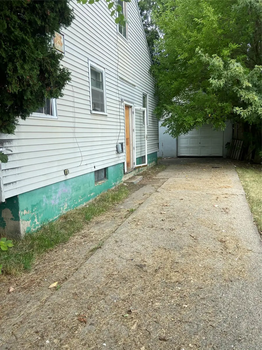 622 W Atherton Road, Flint, MI 48507 - #2