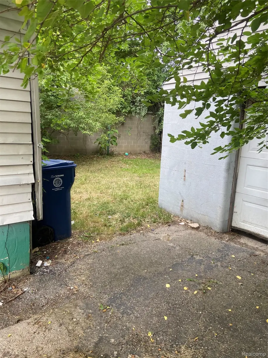 622 W Atherton Road, Flint, MI 48507 - #3