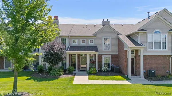52316 Naugatuck Drive, Macomb, MI 48042