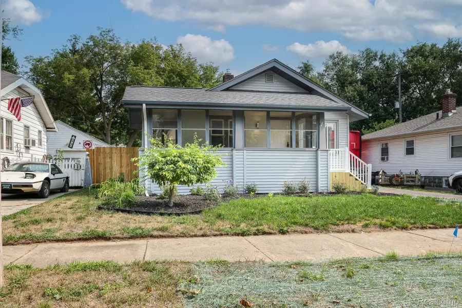 2002 Cartier Street Nw, Flint, MI 48504 - #2