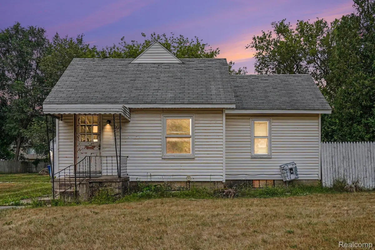 725 E Sherman Street, Holly, MI 48442 - #1