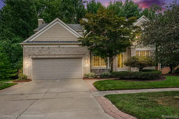 25726 Groveland, Novi, MI 48374