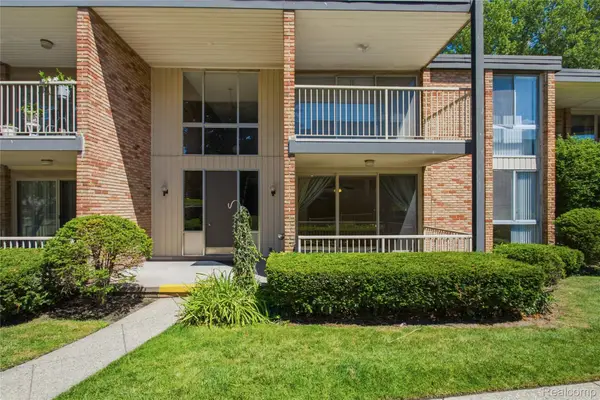 4041 W Maple Road #E102, BloomfieldHills, MI 48301