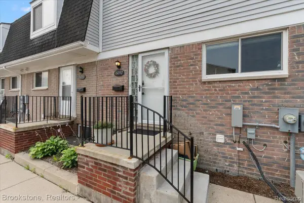 16092 W 11 Mile Road, Southfield, MI 48076