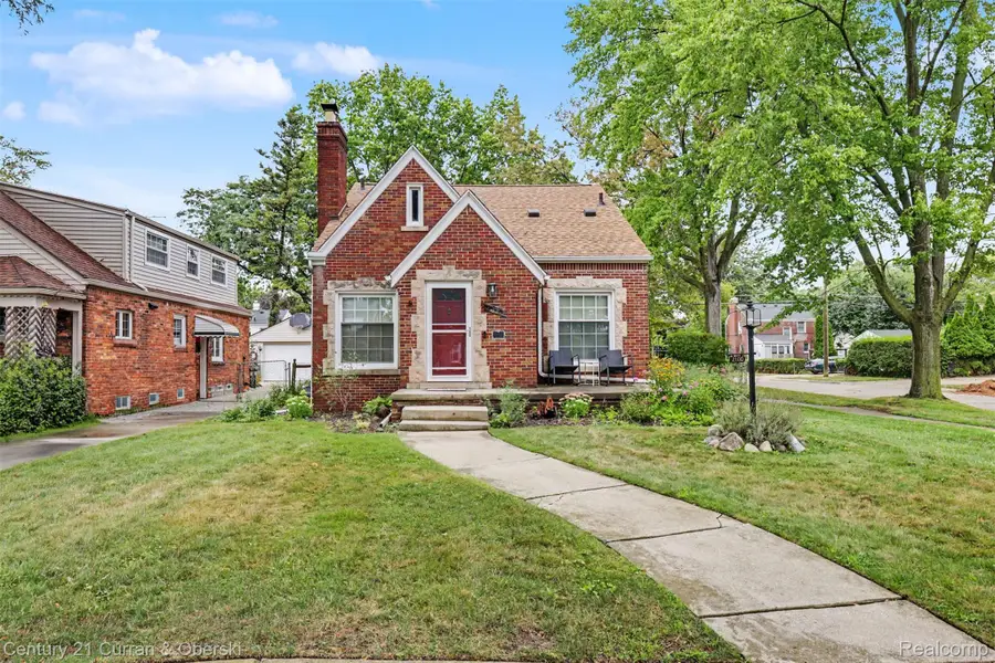 2100 Lancaster Street, Grosse Pointe Woods, MI 48236 - #2