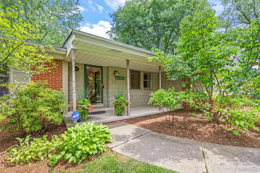28432 Westerleigh Road, Farmington Hills, MI 48334 - #3
