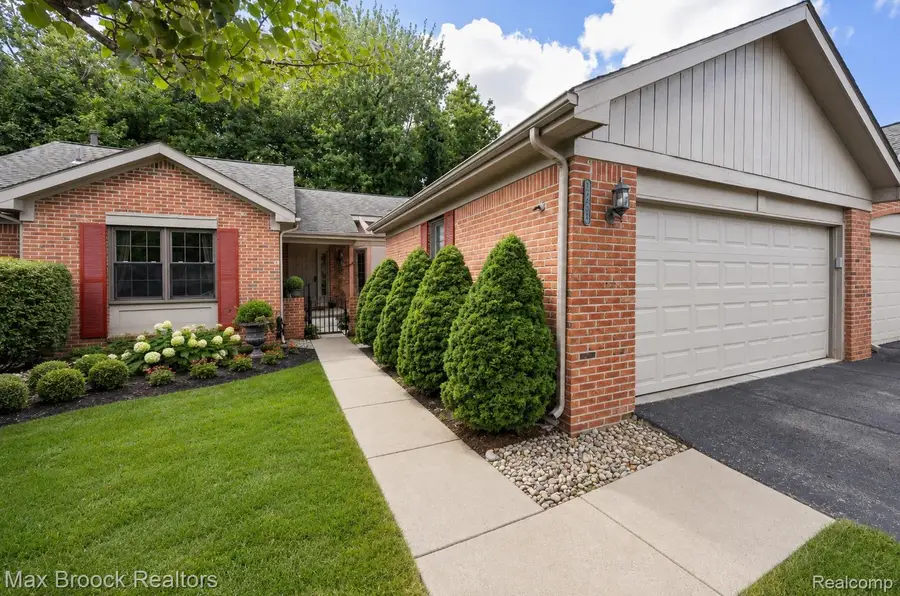7269 Huntcliff, West Bloomfield, MI 48322 - #2