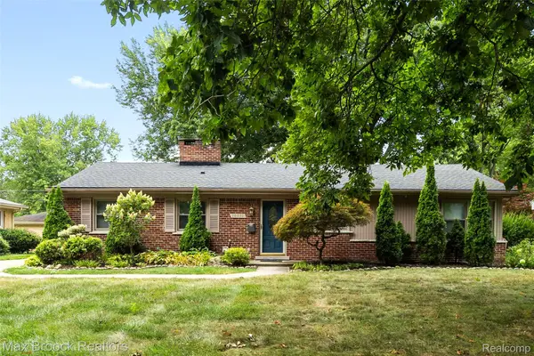 16031 Buckingham Avenue, BeverlyHills, MI 48025