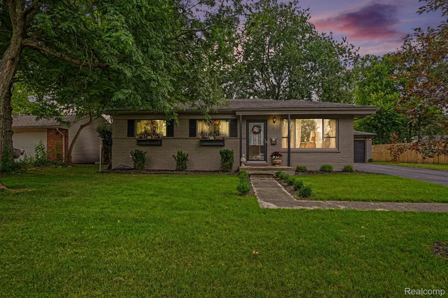 6063 Graper Drive, Waterford, MI 48329 - #2