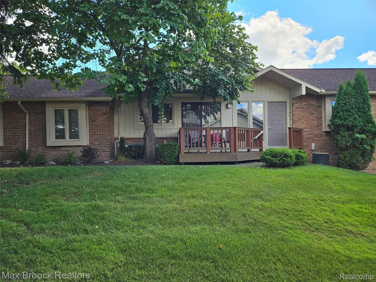 5663 Hillcrest Circle E #64, West Bloomfield, MI 48322 - #1