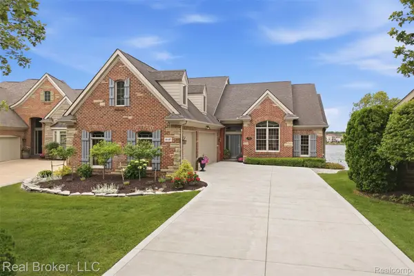 10685 Cliffview Drive, SouthLyon, MI 48178