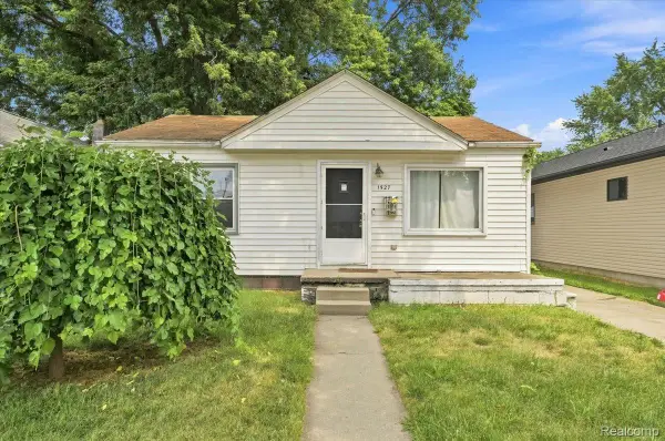 1527 E Meyers Avenue, HazelPark, MI 48030