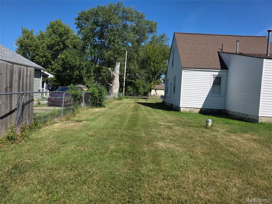 1198 Brabbs Street, Burton, MI 48509 - #2