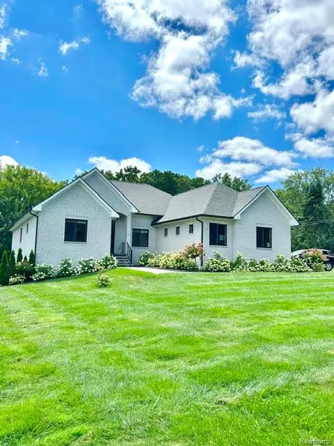 39 Stark Road, Rochester Hills, MI 48307 - #2