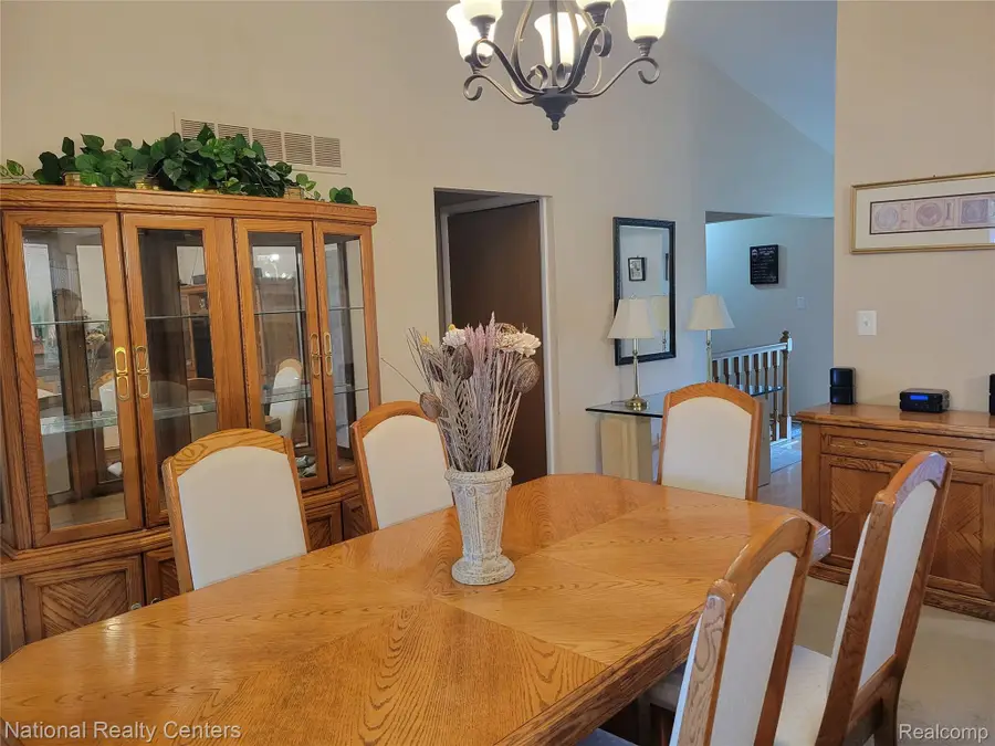 38662 Meeting House Lane, Livonia, MI 48154 - #3