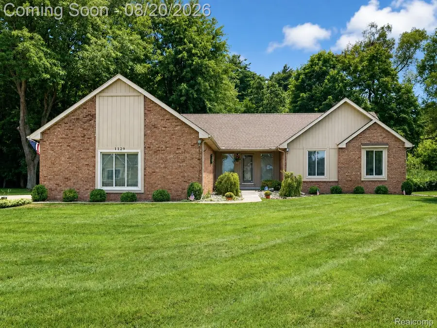 1129 S Lake Valley Drive, Fenton, MI 48430 - #2