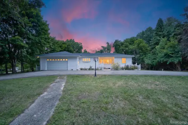 11403 White Lake Road, Fenton, MI 48430