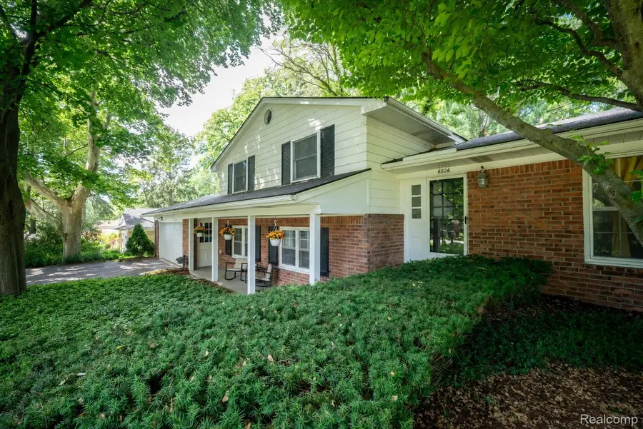 6826 Spruce Drive, Bloomfield, MI 48301 - #2